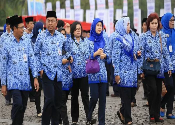 Selain mendapat gaji dan tunjangan guru PNS juga mendapat keuntungan lainnya ((Foto: GENMUSLIM.id/ dok: setkab.go.id))