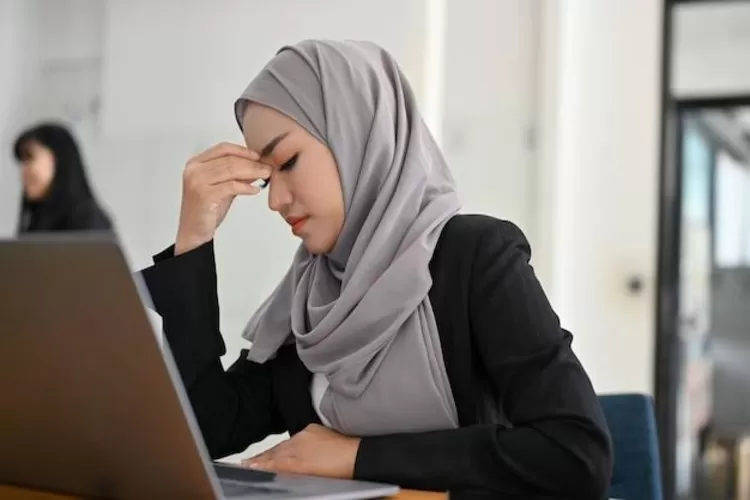 Pekerja Milenial dan Gen Z sering alami Gangguan Kesehatan Mental  (GENMUSLIM.id/dok: Freepik)