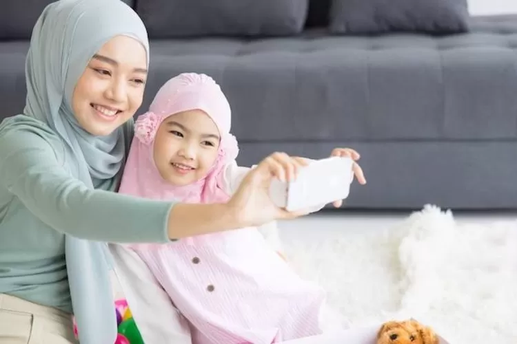 Orang tua menerapkan pola asuh Gentle Parenting pada anak (GENMUSLIM.id/dok: Freepik)