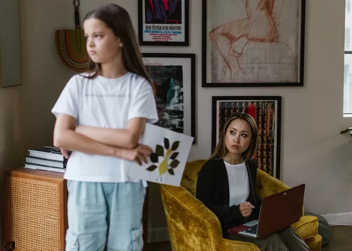 Ibu yang tidak memahami ilmu parenting dan melakukan tindakan bullying pada anak ( (Foto: GENMUSLIM.id/ dok: Pexels/ RDNE Stock project))