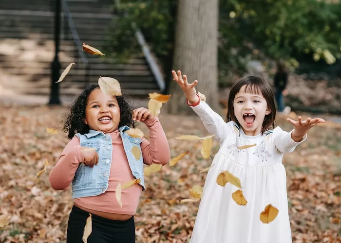 Ilustrasi anak yang dibesarkan dengan emotional intelligence parenting ((Foto: GENMUSLIM.id/ dok: Pexels/ Charles Parker))
