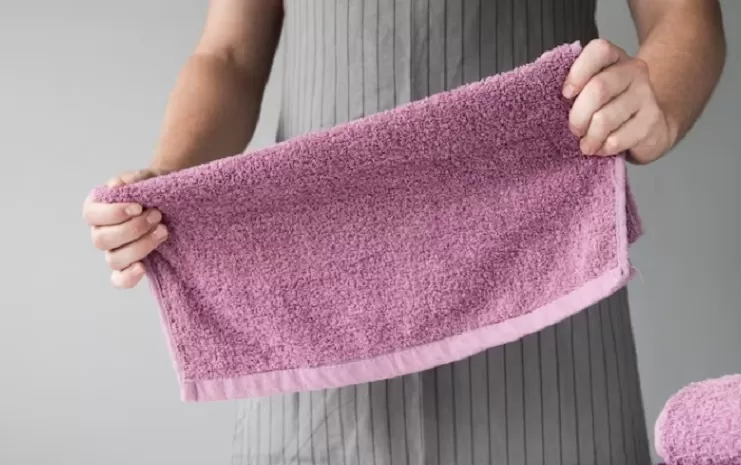 Waktu terbaik untuk mencuci handuk mandi agar tetap nyaman digunakan. (freepik.com)