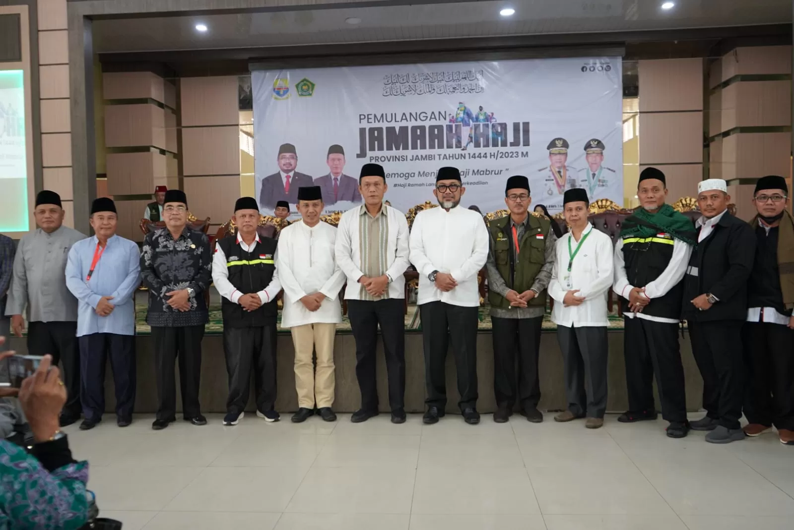 Sekda Provinsi Jambi Sudirman saat menyambut kedatangan jamaah haji (ist/langitviral.com)