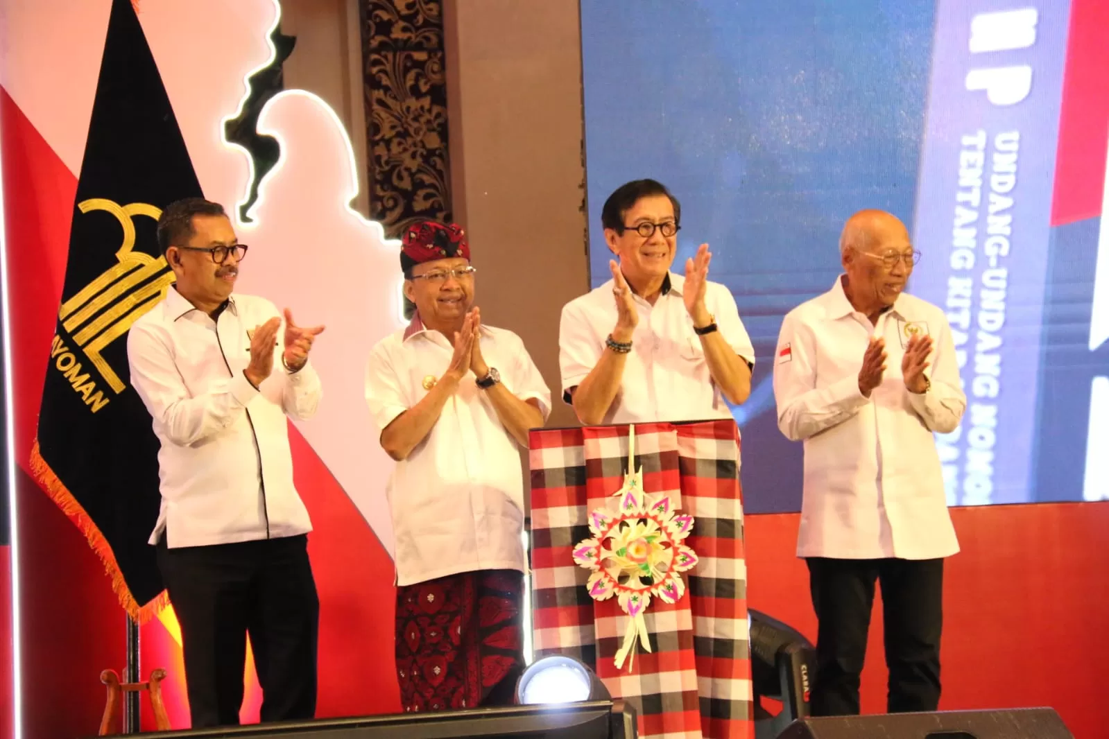 Menkumham Yasonna H Laoly (dua dari kanan).