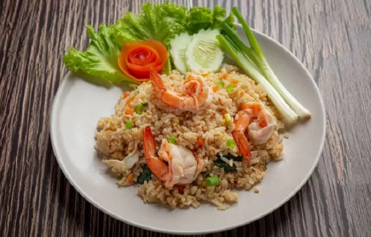 Resep nasi goreng kornet (freepik.com)