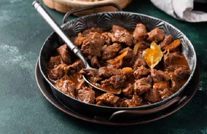 Tips hemat gas saat memasak rendang (freepik.com)