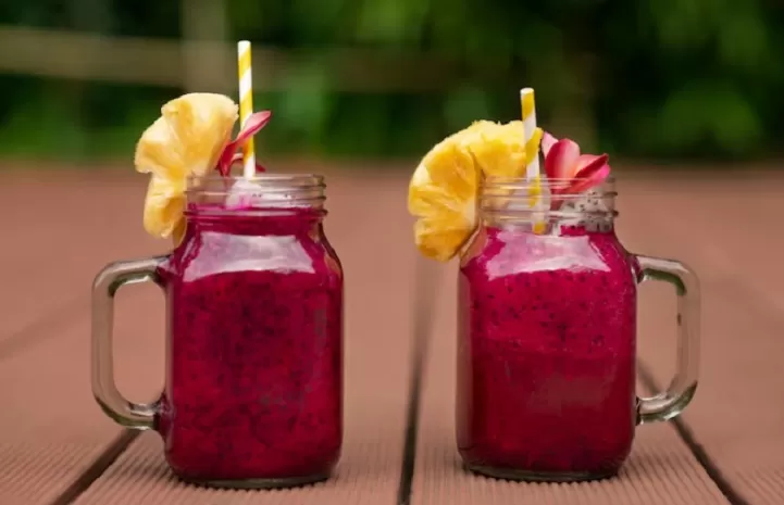 Manfaat minum jus buah naga (freepik.com)