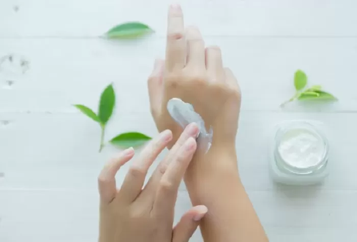 Tips memutihkan lipatan tangan (freepik.com)