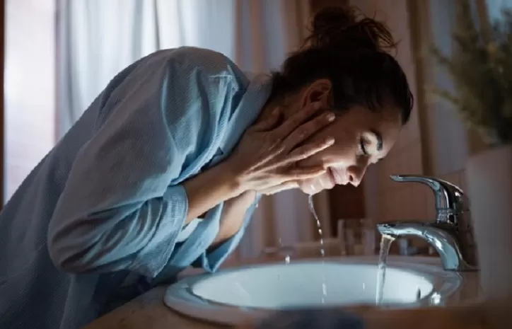 Hubungan antara Mandi Malam dan Risiko Rematik  (freepik.com)