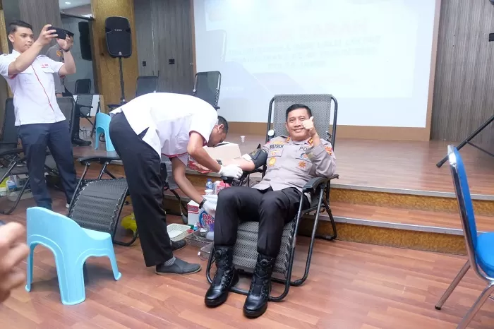 Kapolda Jambi Donor Darah dalam Momen Peringatan Hari Lalu Lintas Bhayangkara (ist/langitviral.com)