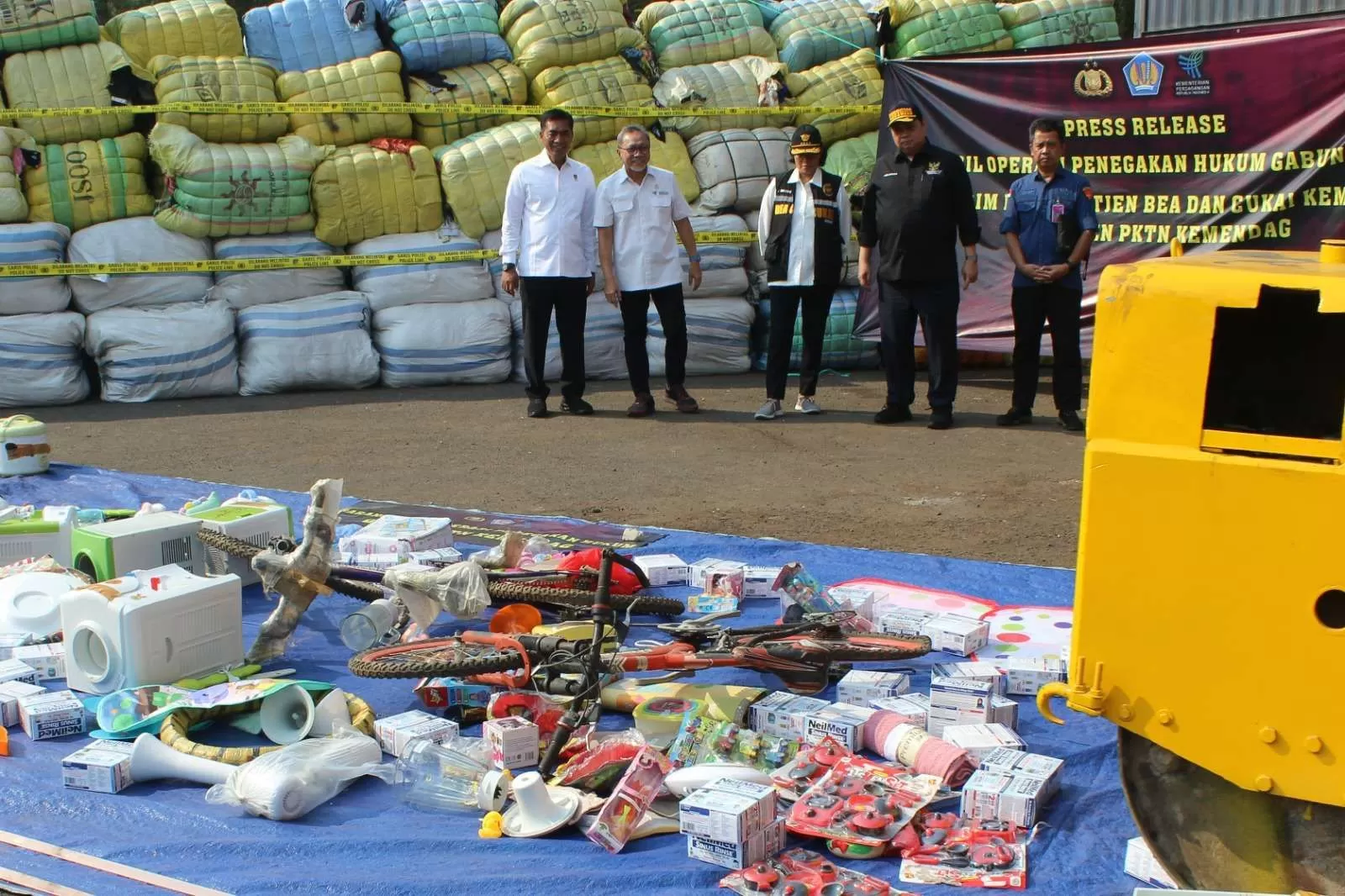 Menko Perekonomian Airlangga Hartarto (kedua kanan) bersama Menteri Keuangan Sri Mulyani (tengah), Menteri Perdagangan Zulkifli Hasan (kedua kiri), Kabareskrim Polri Komjen Pol Wahyu Widada (kiri). (RRI.co.id)