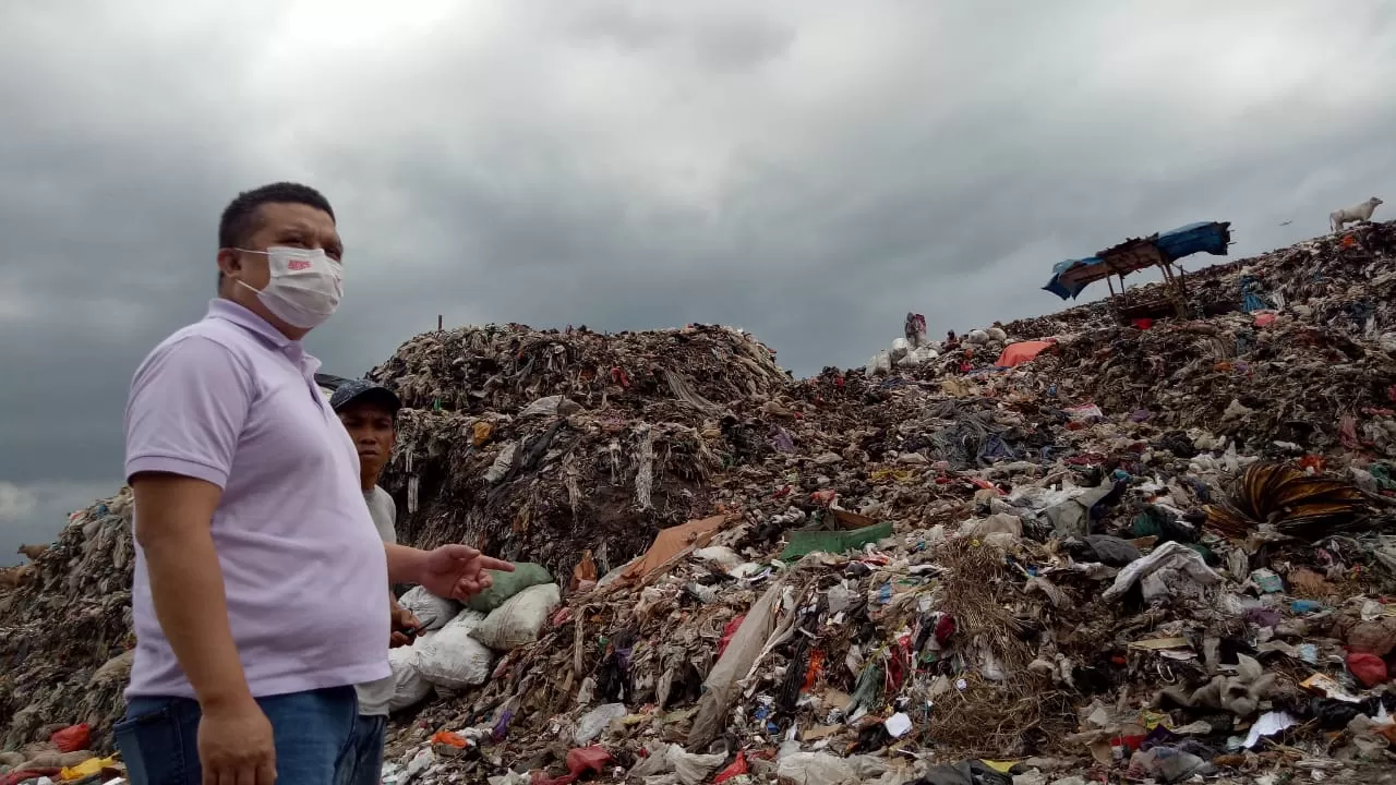 Politisi Golkar, Erwin Aksa saat meninjau TPA Antang, Kecamatan Manggala, di Makassar. (Info Sulsel)