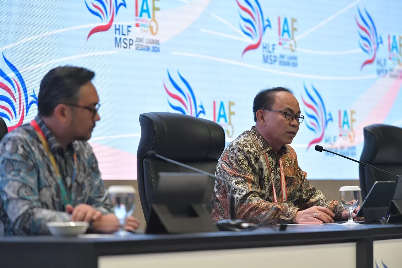  Menteri Komunikasi dan Informatika Budi Arie Setiadi (kanan) didampingi Dirjen Informasi dan Komunikasi Publik Prabunindya Revta Revolusi. (kemenparekraf.go.id)