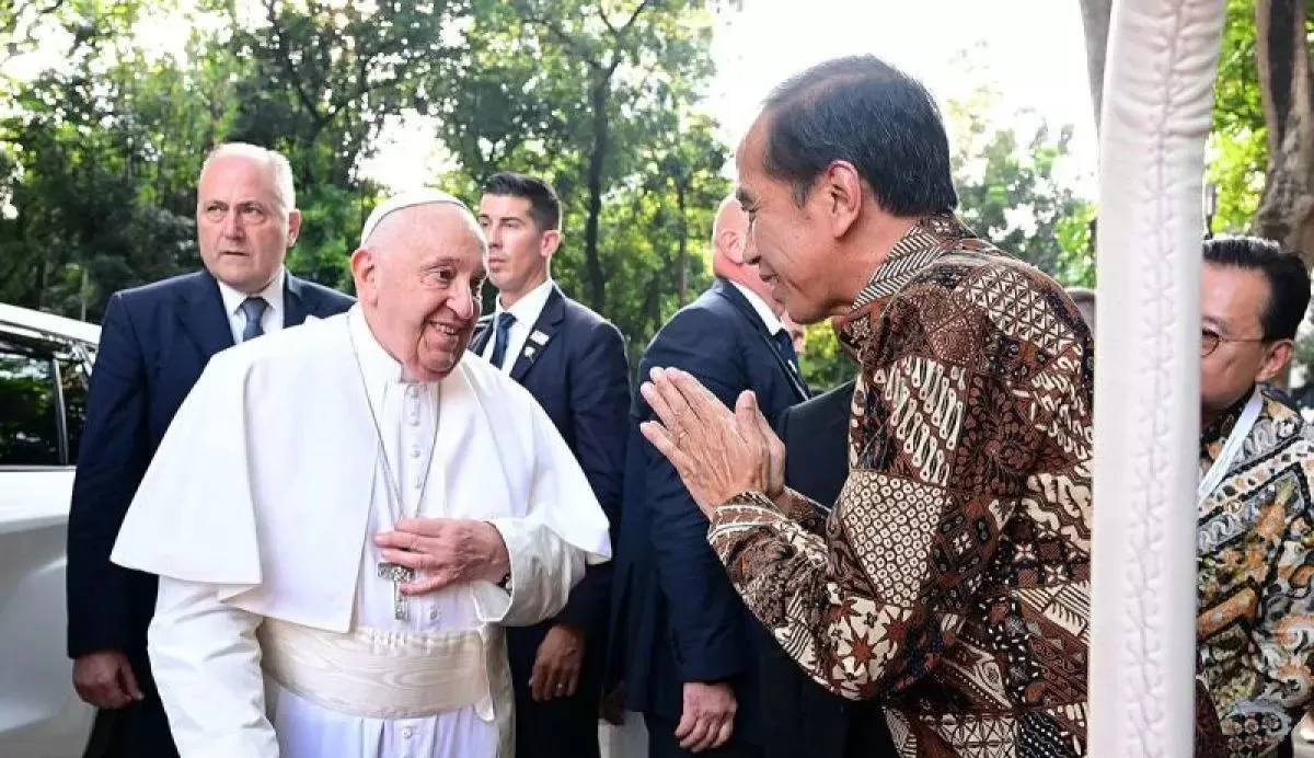 Presiden Joko Widodo menyambut kunjungan Pemimpin Gereja Katolik Dunia sekaligus Kepala Negara Vatikan, Yang Teramat Mulia Sri Paus Fransiskus. (Foto: BPMI Setpres)