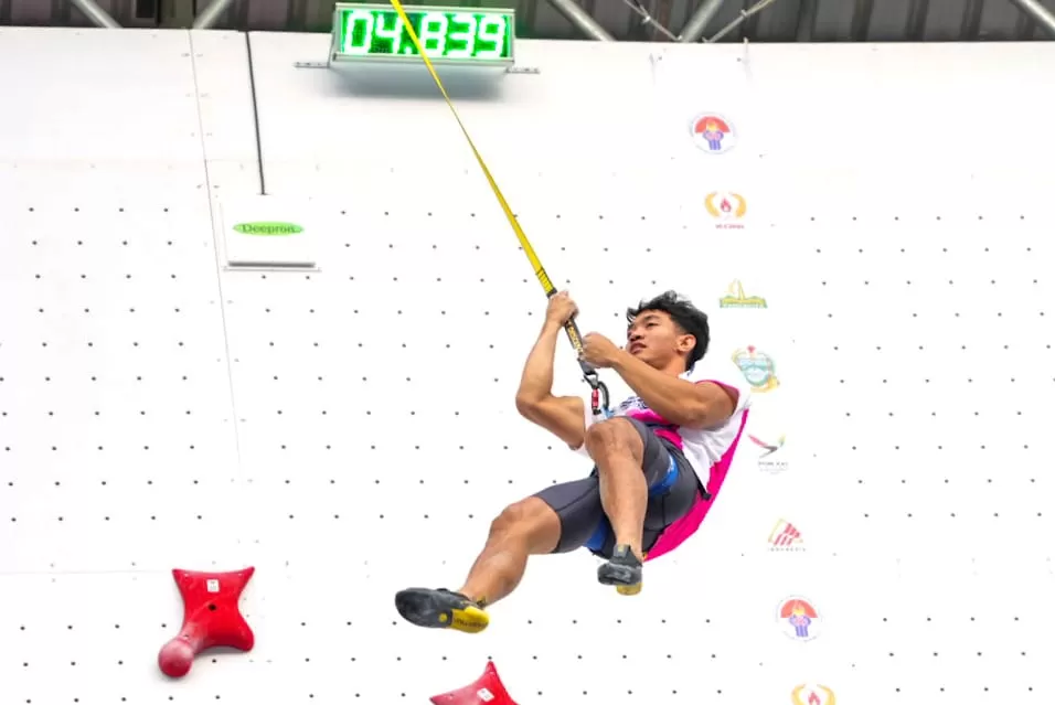 Atlet panjat tebing Kiromal Katibin sukses mempersembahkan medali emas nomor speed world record (WR) untuk Provinsi Jawa Tengah di ajang Pekan Olahraga Nasional (PON) XXI Aceh-Sumatra Utara 2014. (Kemenpora)