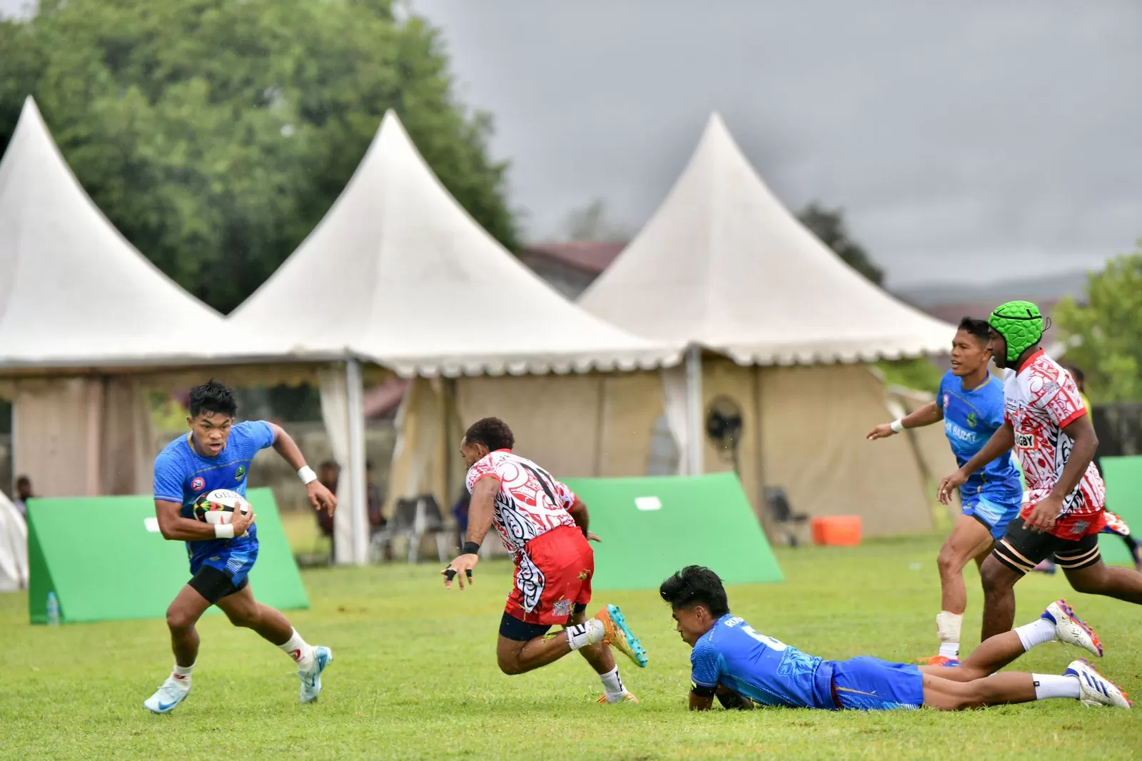 Tim Jawa Barat (Jabar) tampil perkasa di hari pertama penyisihan cabang olahraga (cabor) Rugby 7&rsquo;s beregu putra PON XXI Aceh-Sumut 2024. (dok Kemenpora)