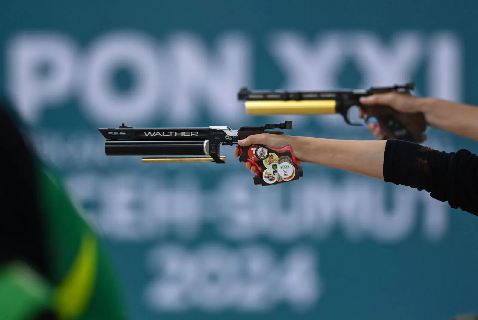 Aksi Cepat Atasi Venue Terdampak Cuaca Ekstrem, Pertandingan Menembak Kembali Lancar.  (Tribratanews Polri)