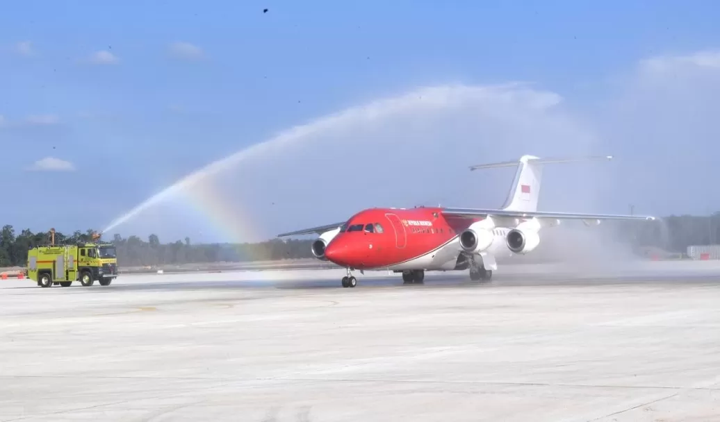 Presiden Jokowi lakukan pendaratan pertama di Bandara Nusantara, IKN.  (Foto: BPMI Setpres)