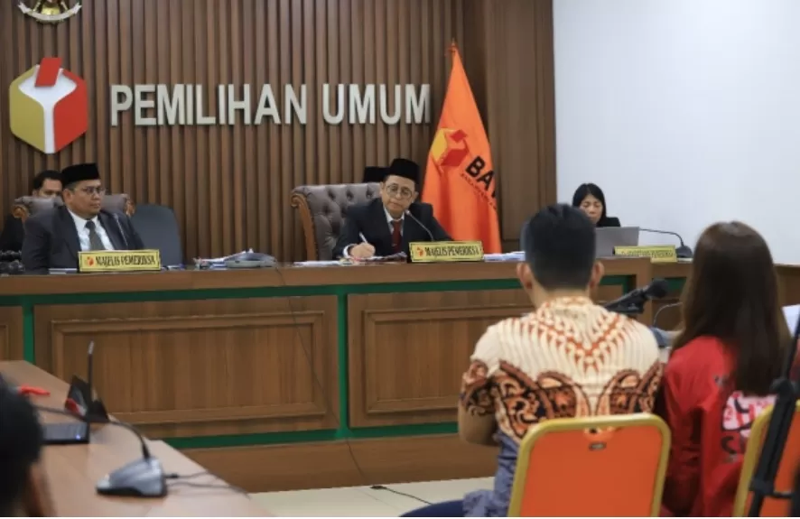 Suasana Persidangan dengan laporan dugaan pelanggaran administratif nomor 006/LP/ADM.PL/00.00/IX/2024 di Ruang Sidang Bawaslu. (Dok. Bawaslu)