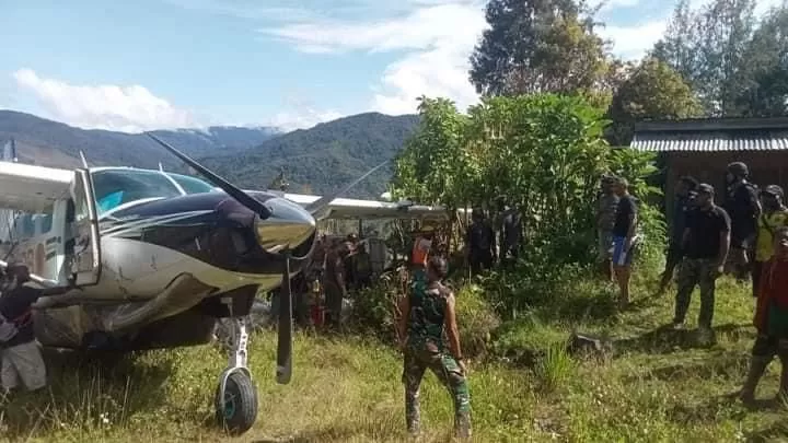 Pesawat charter Smart Air tergelincir saat mendarat di Kampung Pogapa, Papua Tengah. Tidak ada korban jiwa. (Dok. Polda Papua)