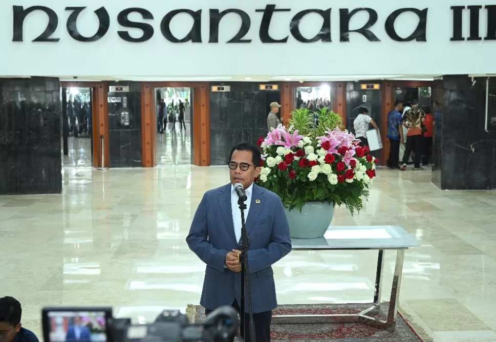 Sekretaris Jenderal (Sekjen) DPR RI Indra Iskandar saat memberikan keterangan kepada awak media. (dpr.go.id)
