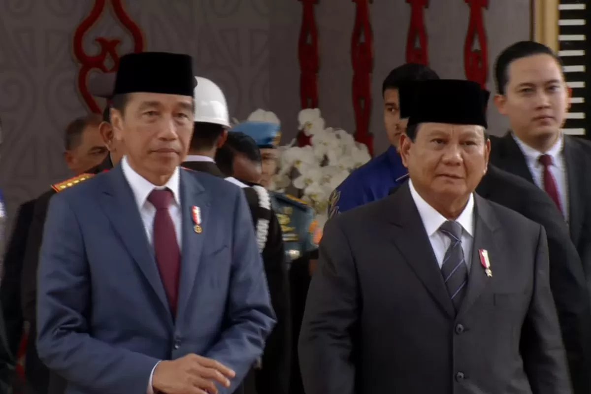 Presiden terpilih Prabowo Subianto (kanan) berjalan bersama Presiden Jokowi yang segera mengakhiri masa tugasnya pada 1 Oktober 2024 mendatang.