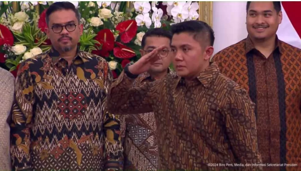 Mayor Teddy jabat Seskab.  (Foto: PMJ/Dok YouTube Setkab)