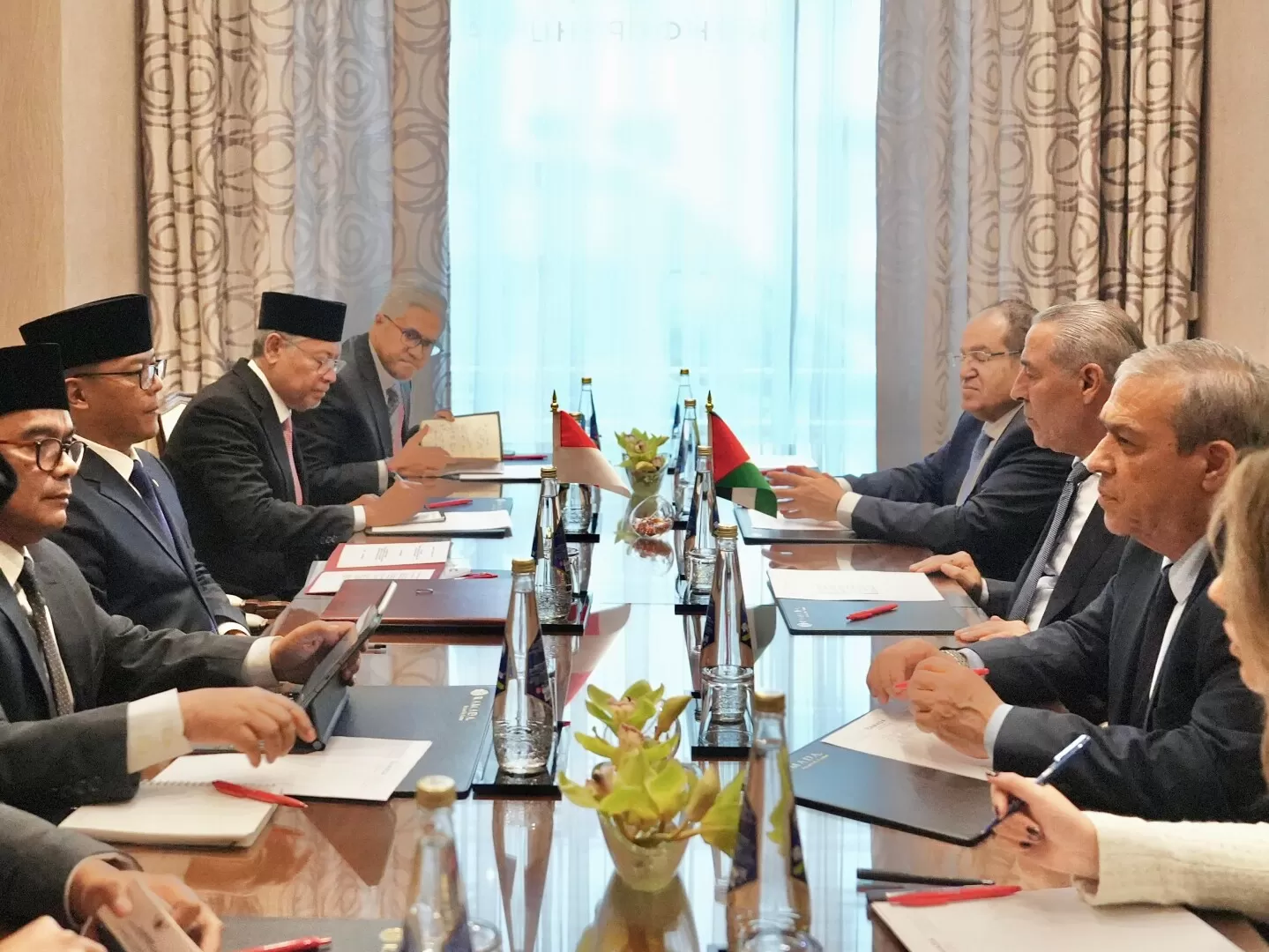 Menteri Luar Negeri RI Sugiono telah melakukan pertemuan bilateral dengan Sekretaris Jenderal Komite Eksekutif Organisasi Pembebasan Palestina (PLO), Hussein Al Sheikh. (menlu.go.id )