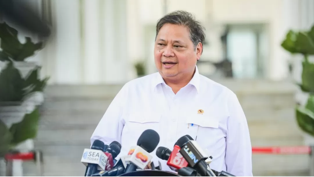Menteri Koordinator (Menko) Bidang Perekonomian Airlangga Hartarto memberikan keterangan pers kepada awak media di kompleks Istana Kepresidenan Jakarta (presidenri.go.id)