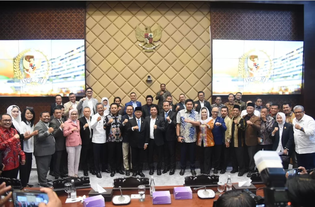 Ketua Komisi V DPR RI Lasarus foto bersama usai Rapat Kerja perdana Komisi V DPR RI dengan seluruh mitra di Gedung Nusantara, DPR RI, Senayan, Jakarta. (dpr.go.id)