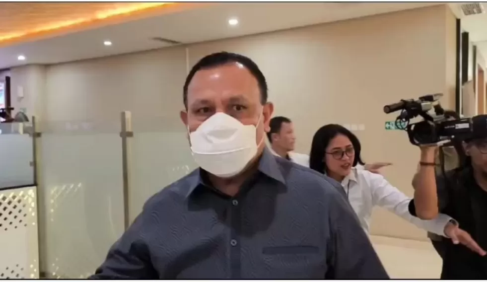 Ketua KPK nonaktif, Firli Bahuri mengaku dalam kondisi sakit saat memenuhi panggilan untuk pemeriksaan di Bareskrim Polri. (Foto: PMJ News/Fajar)