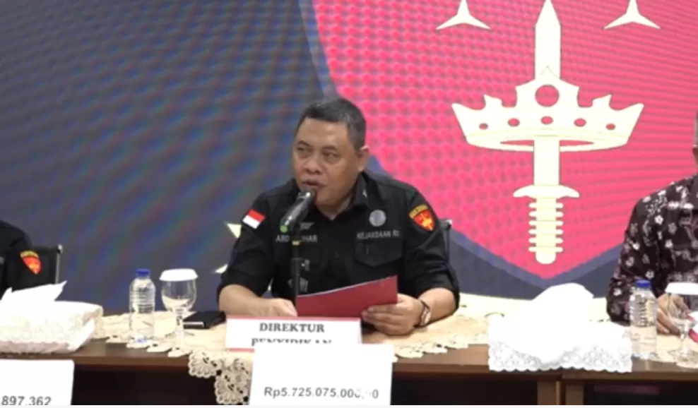 Direktur Penyidikan Jaksa Agung Muda Bidang Tindak Pidana Khusus Kejagung, Abdul Qohar saat konferensi pers. (Foto: PMJ News/YouTube Kejaksaan RI)