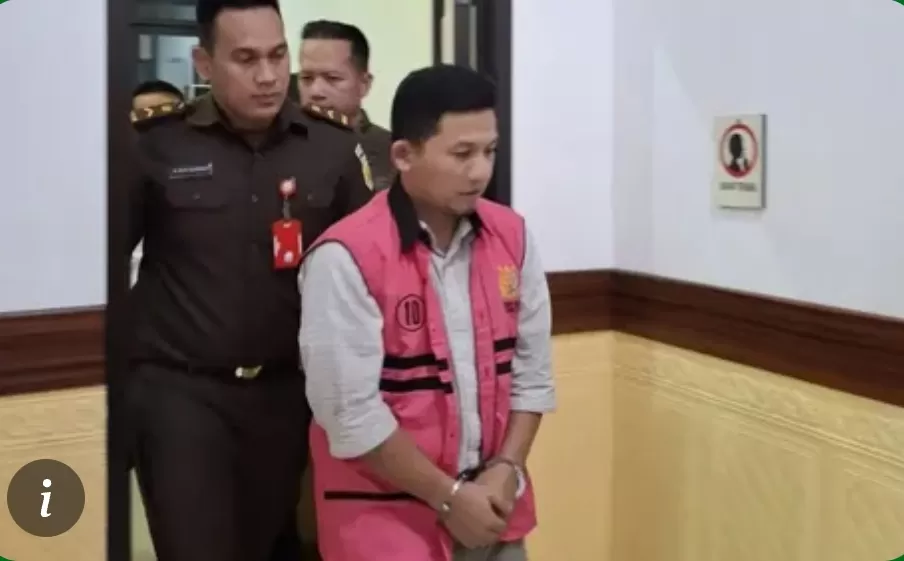 Tiga tersangka korupsi kredit bank BJB berinisial J, EBY, dan DAS diamankan Kejari Banten. (story.kejaksaan.go.id)