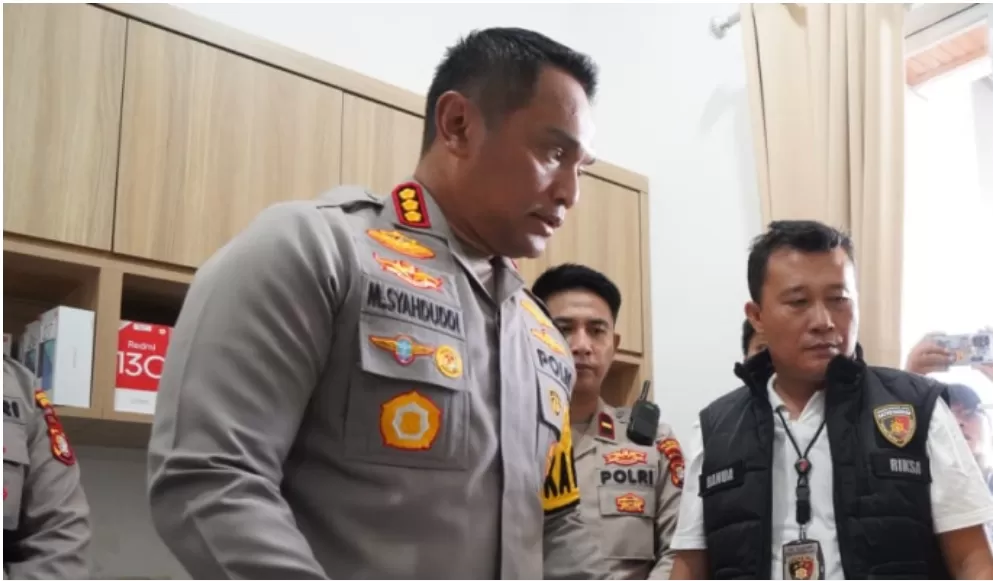 Kapolres Metro Jakarta Barat, Kombes Pol M Syahduddi memimpin penggerebekan markas judol di sebuah rumah kawasan Cengkareng. (Foto: PMJ News/Fajar)