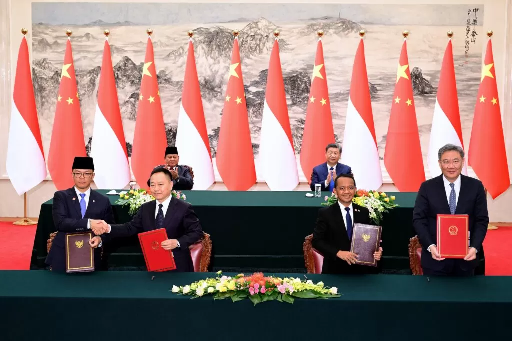 Presiden Prabowo, bersama Presiden Republik Rakyat Tiongkok (RRT), Xi Jinping, menyaksikan penandatanganan sejumlah kesepakatan kerja sama antara Indonesia dan Tiongkok. (Foto: BPMI Setpres) 