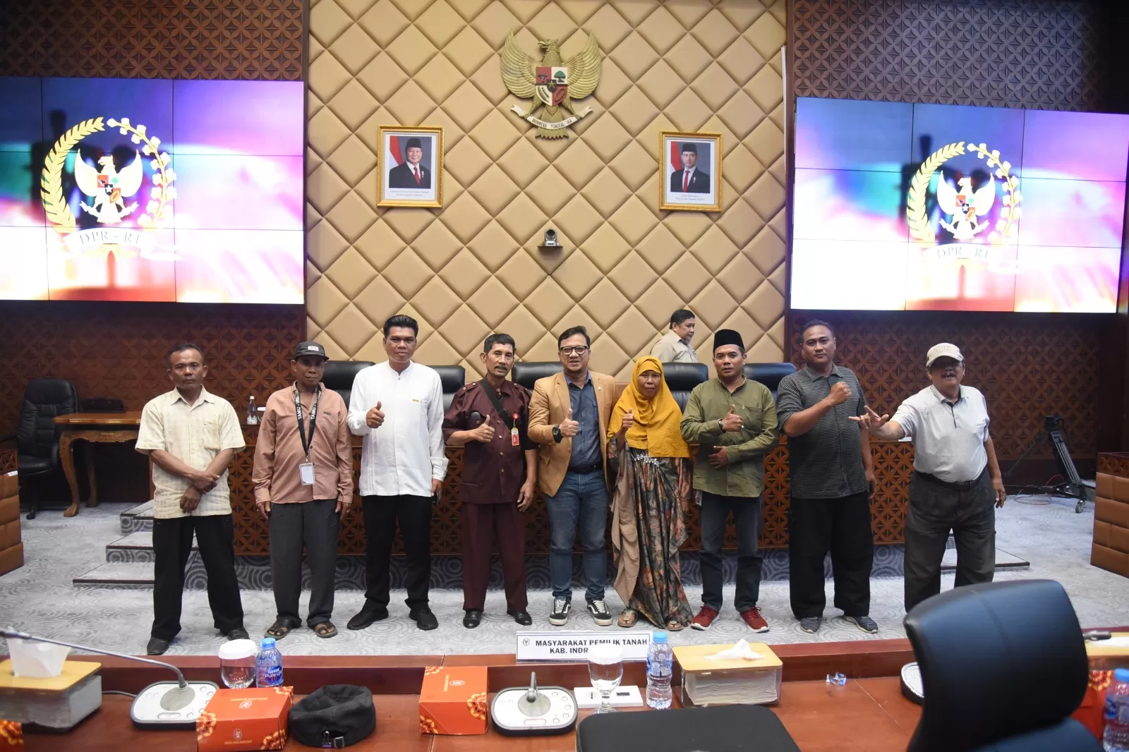 Anggota Komisi V DPR RI Daniel Mutaqien Syafiudin usai menerima audiensi dengan kuasa masyarakat pemilik tanah yang terkena dampak proyek pelebaran jalur Pantura di di Kabupaten Indramayu. (Dok. DPR RI)
