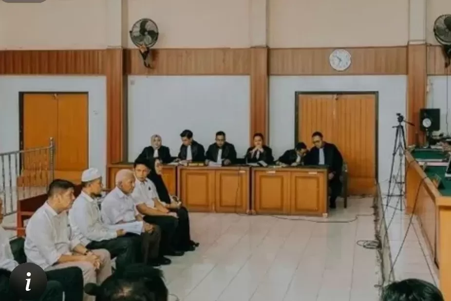 Para terdakwa kasus korupsi tambang PT ABS dihadirkan dalam sidang perdana di Pengadilan Tipikor Palembang, dipimpin oleh Kepala Kejaksaan Negeri Lahat, Toto Roedianto. (story.kejaksaan.go.id)