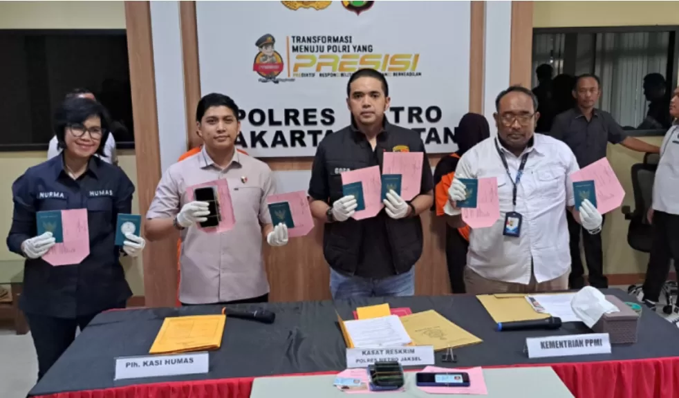 Polres Metro Jakarta Selatan menggelar rilis pengungkapan kasus TPPO modus pekerja migran ilegal. (Foto: PMJ News/Fajar)