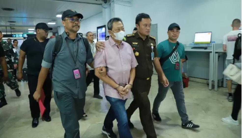 Tersangka Hendry Lie ditangkap Kejagung di Bandara Soetta. (Foto: PMJ/dok Kejagung).