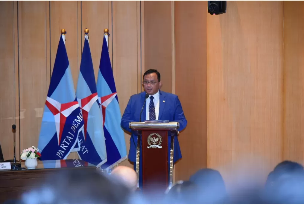 Wakil Ketua Komisi I DPR RI Anton Sukartono Suratto saat membuka diskusi bertema Menakar Untung Rugi Rencana Keikutsertaan Indonesia dalam BRICS di Ruang Abdul Muis. (dpr.go.id)