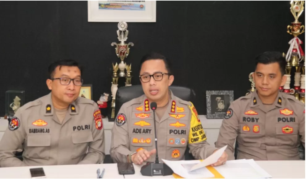 Kabid Humas Polda Metro Jaya, Kombes Pol Ade Ary Syam Indradi saat memberikan keterangan pers. (Foto: PMJ News/Fajar)