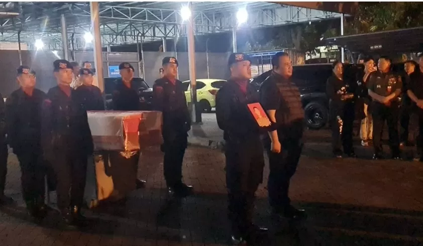 Kapolri Jenderal Pol. Listyo Sigit Prabowo memutuskan untuk memberikan kenaikan pangkat luar biasa anumerta (KPLB) untuk almarhum AKP Ulil Ryanto Anshari.  (humas.polri.go.id)