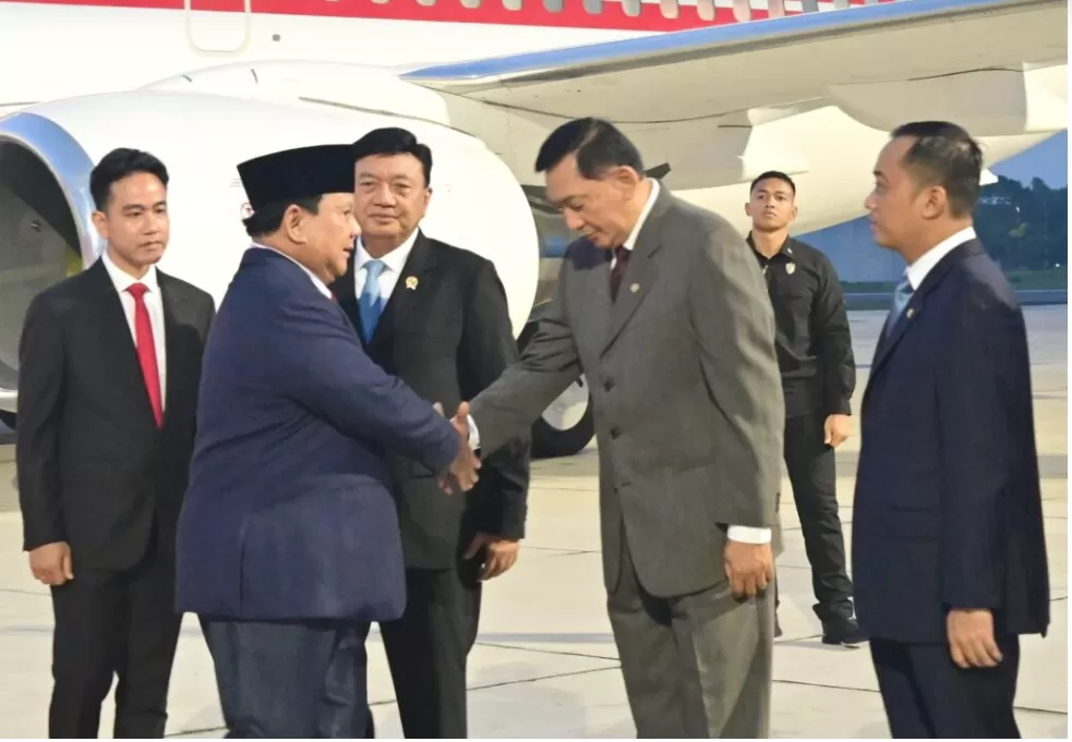Presiden Prabowo Subianto tiba di Pangkalan TNI AU Halim Perdanakusuma, Jakarta, pada Minggu, 24 November 2024, sekitar pukul 05.00 WIB. (Foto: BPMI Setpres/Rusman)