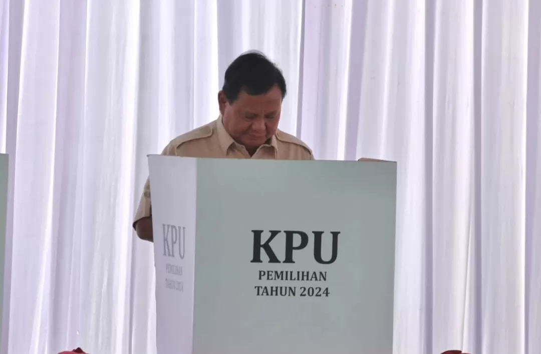 Presiden RI, Prabowo Subianto saat menyalurkan suara di TPS untuk pilkada 2024. (Instagram @prabowo)