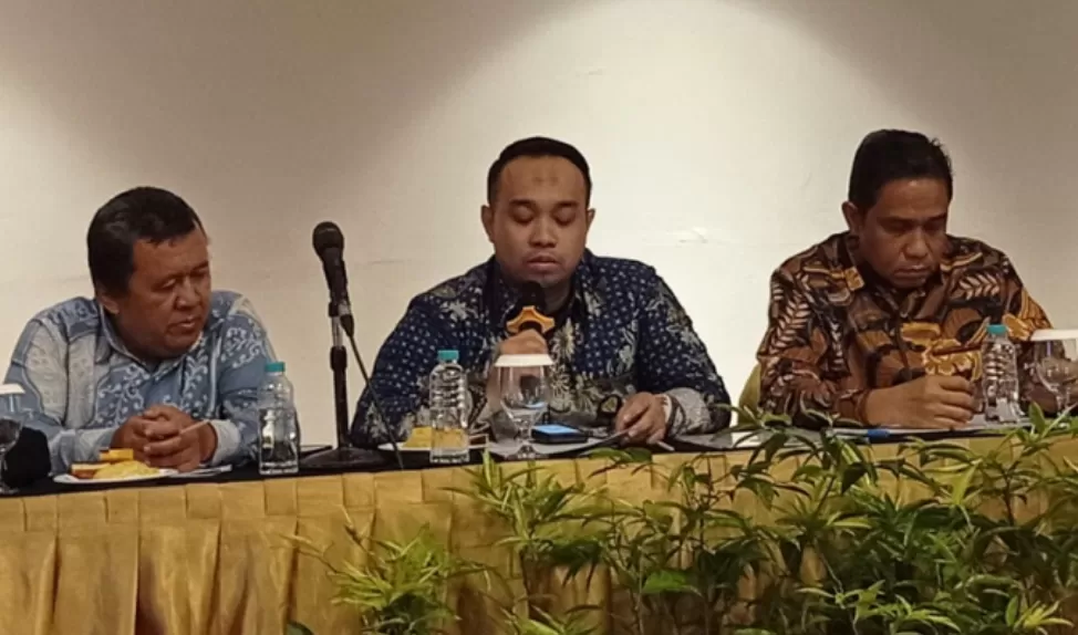 Kuasa hukum Firli Bahuri, Ian Iskandar saat konferensi pers. (Foto: PMJ News/Fajar)