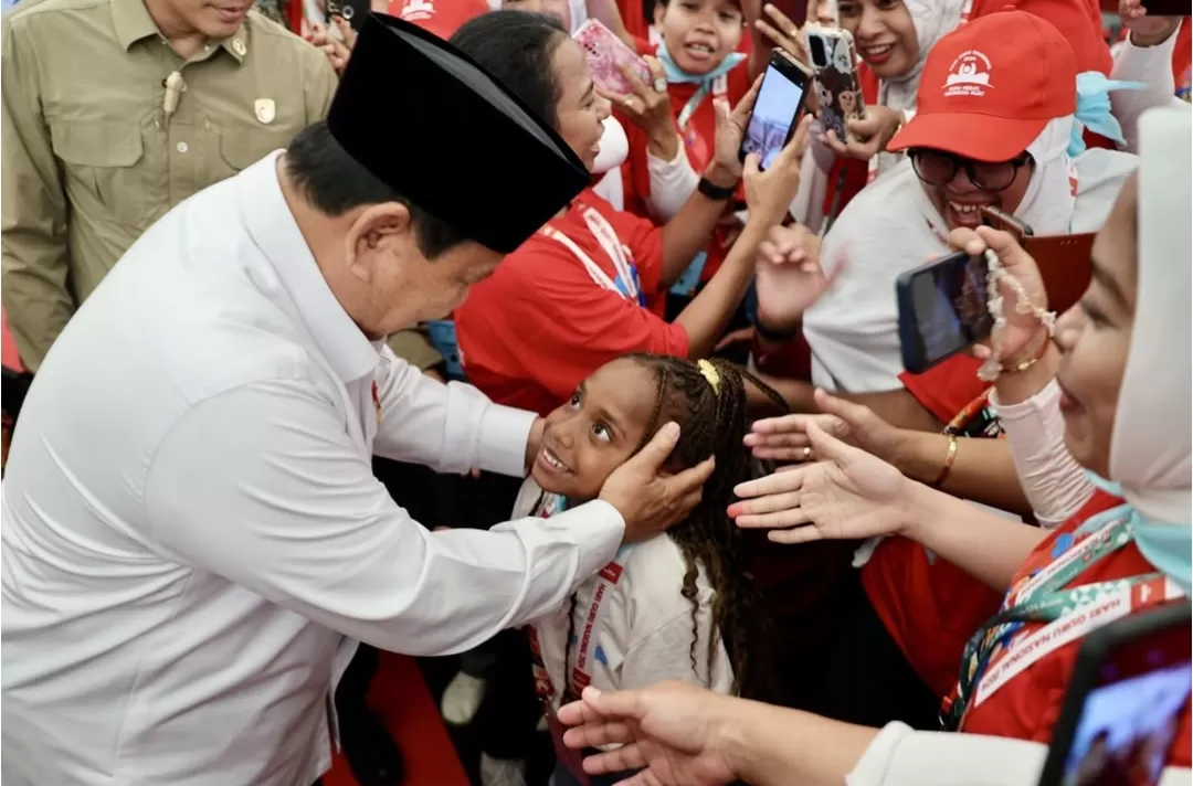 Presiden RI, Prabowo Subianto berinteraksi dengan salah satu siswi SD dalam acara puncak peringatan Hari Guru Nasional di Jakarta Internasional Velodrome. (Instagram @prabowo)