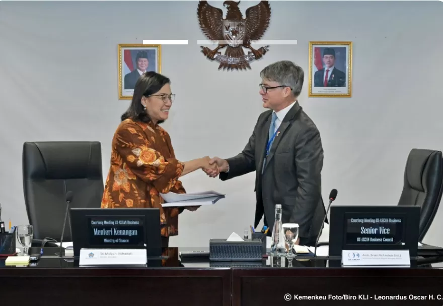 Menkeu RI Sri Mulyani bersama Brian D. McFeeters, Senior Vice President & Regional Managing Director US-ASEAN Business Council.  (kemenkeu.go.id)