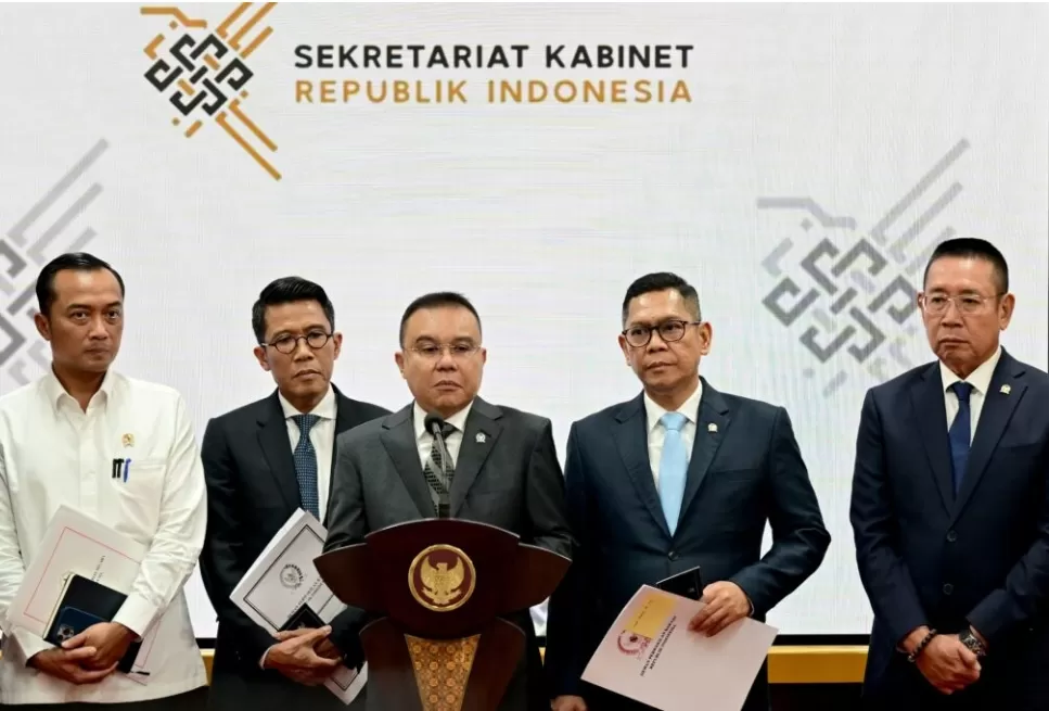 Keterangan pers perwakilan pimpinan DPR RI di Istana Merdeka, Jakarta, Kamis (05/12/2024). (Foto: BPMI Setpres/Rusman)