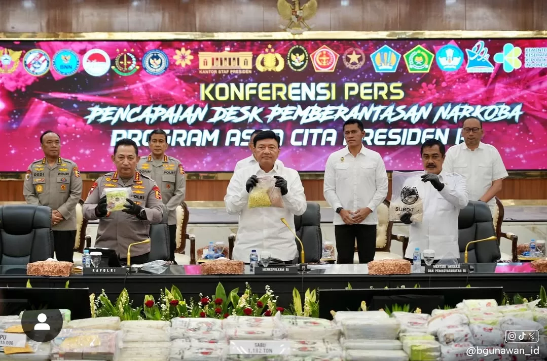 Menko Polkam Budi Gunawan dan Kapolri Jenderal Listyo Sigit Prabowo beserta jajaran saat konferensi pers. (Instagram @bgunawan_id)