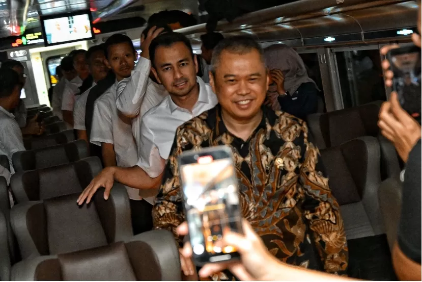 Menteri Perhubungan Dudy Purwagandhi saat mencoba langsung layanan direct train perdana relasi Stasiun Gambir - Stasiun Semarang Tawang Bank Jateng. (Dephub.go.id)